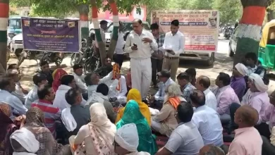 ठगी पीड़ितों का फिरोजाबाद जिला मुख्यालय पर धरना प्रदर्शन