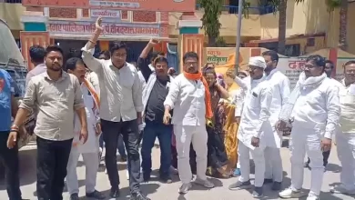 पीडीडीयू नगर सभासदों ने बजट की बैठक का किया बहिष्कार, ईओ के खिलाफ की नारेबाजी