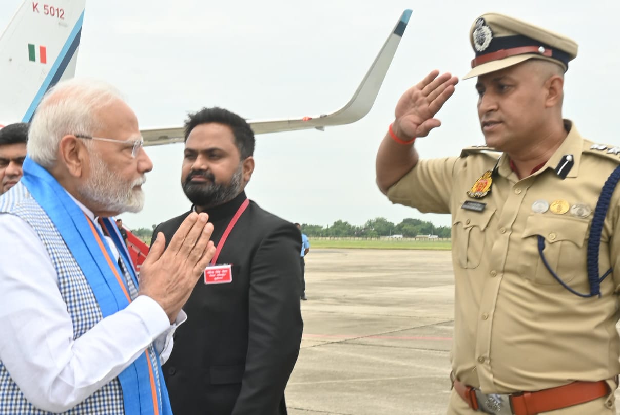 बिहार जाने से पहले से पहले कुशीनगर एयरपोर्ट पर भाजपाईयों से मिले पीएम मोदी