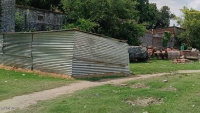 ठेकेदार ने विद्यालय के खेल मैदान मे कराया अवैध निर्माण, जिम्मेदार बने धृतराष्ट्र