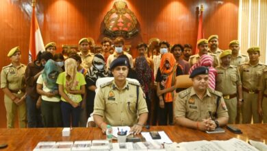 पर्ल होटल और उत्सव मैरेज लाॅन मे रंगरलियां मनाते हुए दस युवतियों के साथ छह युवक पुलिस के हत्थे चढे