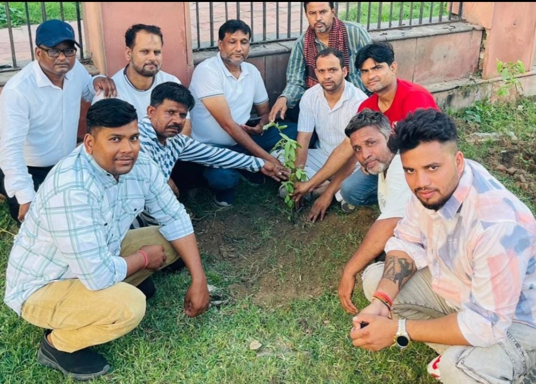 शहर कांग्रेस कमेटी अल्पसंख्यक विभाग अध्यक्ष बशीर उल हक (रॉकी) ने किया वृक्षारोपण