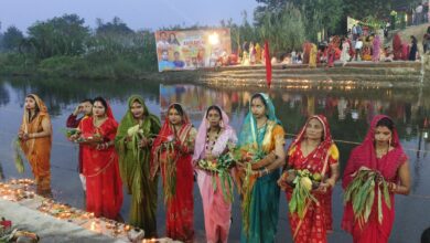 पुत्र की दीर्घायु के लिए व्रती महिलाओं ने दिया डूबते हुए भगवान सूर्य को अर्घ्य