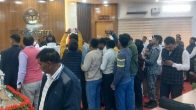 दुर्व्यवस्था के शिकार प्रेसवार्ता मे डिप्टी सीएम केशव मौर्या अखिलेश यादव पर बोला हमला