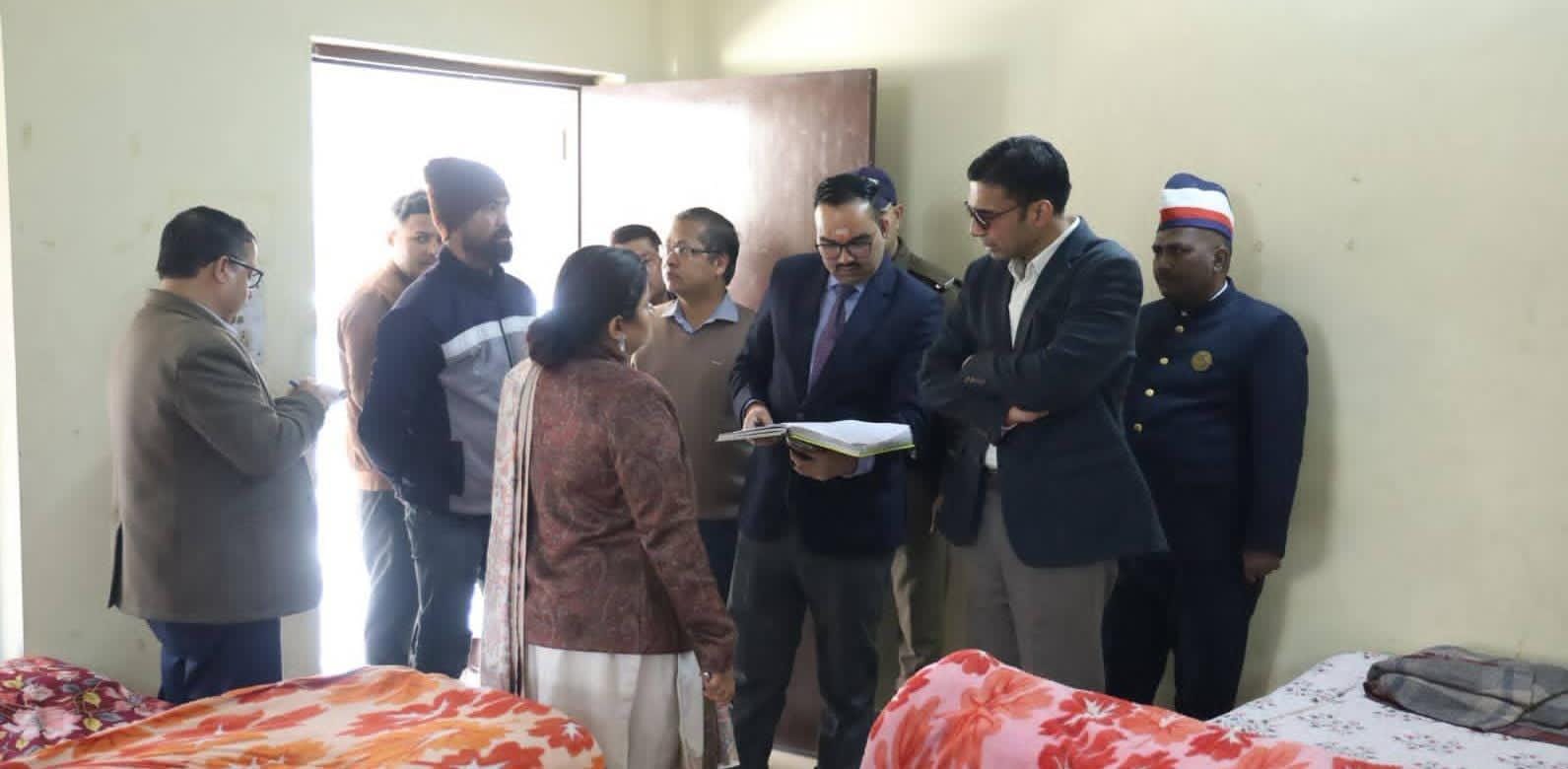 रीलबाज डीएम सविन बंसल! फोन जनता के लिए बंद, कैमरा प्रचार के लिए चालू?