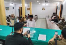 ” समाधान दिवस ” के मंच पर संवेदनहीनता! फरियादी सामने, अफसर मोबाइल में गुम