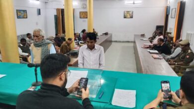 ” समाधान दिवस ” के मंच पर संवेदनहीनता! फरियादी सामने, अफसर मोबाइल में गुम