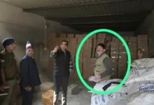 बड़ी खबर: छापेमारी की तस्वीर से उठा विवाद, सेवानिवृत्त अधिकारी की मौजूदगी पर सवाल