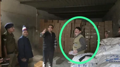 बड़ी खबर: छापेमारी की तस्वीर से उठा विवाद, सेवानिवृत्त अधिकारी की मौजूदगी पर सवाल