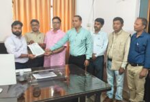 डीआईओएस कार्यालय में ‘आउटसोर्स बाबू’ का दबदबा, शिक्षक संघ लामबंद, डीआईओएस को सौपा ज्ञिपन डीआईओएस कार्यालय में ‘आउटसोर्स बाबू’ का दबदबा, शिक्षक संघ लामबंद, डीआईओएस को सौपा ज्ञिपन