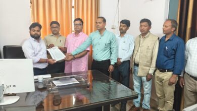 डीआईओएस कार्यालय में ‘आउटसोर्स बाबू’ का दबदबा, शिक्षक संघ लामबंद, डीआईओएस को सौपा ज्ञिपन