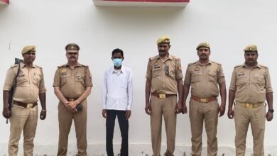 सिद्धार्थनगर के थाना उसका बाजार पुलिस व जनपदीय एंटी थेफ्ट की संयुक्त टीम द्वारा हत्या के प्रयास के आरोपी को गिरफ्तार किया गया ।