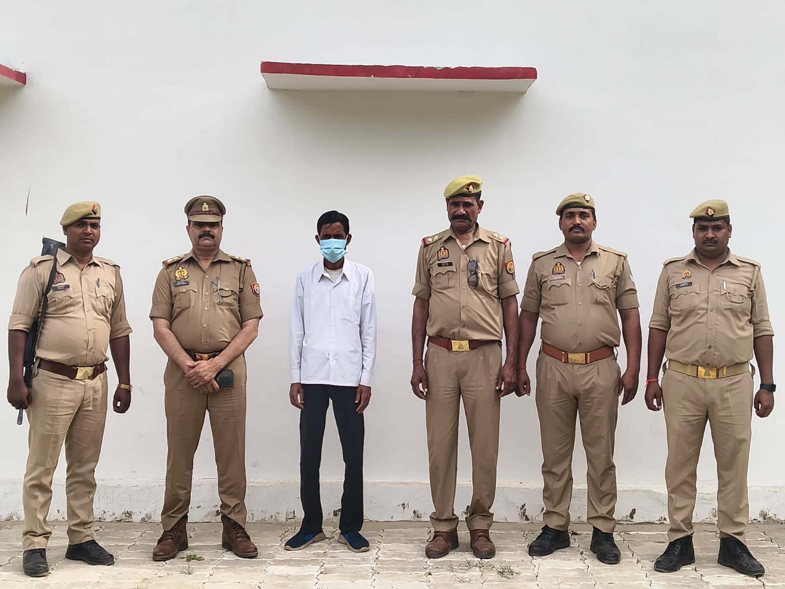 सिद्धार्थनगर के थाना उसका बाजार पुलिस व जनपदीय एंटी थेफ्ट की संयुक्त टीम द्वारा हत्या के प्रयास के आरोपी को गिरफ्तार किया गया । सिद्धार्थनगर के थाना उसका बाजार पुलिस व जनपदीय एंटी थेफ्ट की संयुक्त टीम द्वारा हत्या के प्रयास के आरोपी को गिरफ्तार किया गया ।