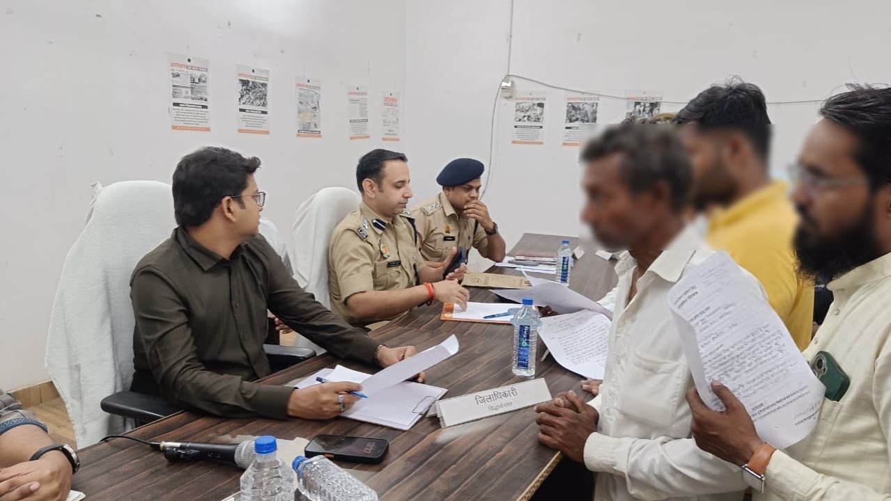 सिद्धार्थनगर सम्पूर्ण समाधान दिवस के अवसर पर तहसील इटवा पर जिलाधिकारी व वरिष्ठ पुलिस अधीक्षक सिद्धार्थनगर द्वारा जनसुनवाई किया गया । सिद्धार्थनगर सम्पूर्ण समाधान दिवस के अवसर पर तहसील इटवा पर जिलाधिकारी व वरिष्ठ पुलिस अधीक्षक सिद्धार्थनगर द्वारा जनसुनवाई किया गया ।