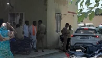 थाने में आरोपी की ‘गुफ्तगू’! तस्वीर ने खड़े किए पुलिस की कार्यप्रणाली पर सवाल?