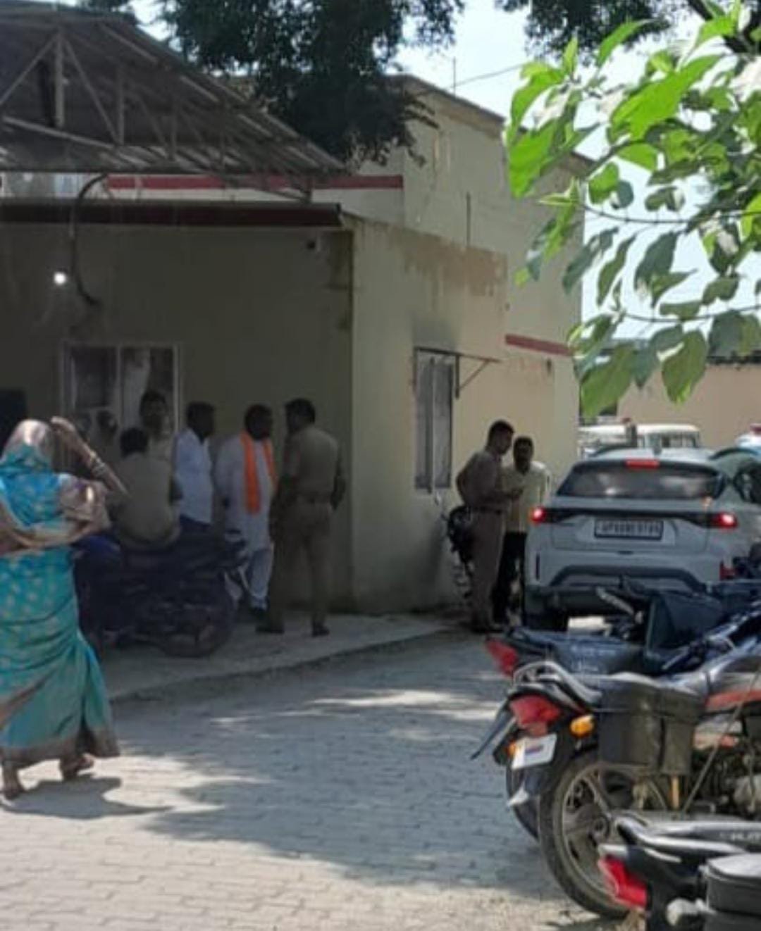 थाने में आरोपी की ‘गुफ्तगू’! तस्वीर ने खड़े किए पुलिस की कार्यप्रणाली पर सवाल? थाने में आरोपी की ‘गुफ्तगू’! तस्वीर ने खड़े किए पुलिस की कार्यप्रणाली पर सवाल?