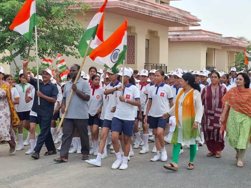 आगरा के अटल आवासीय विद्यालय में लहराता तिरंगा और बच्चों के सपनो की उड़ान आगरा के अटल आवासीय विद्यालय में लहराता तिरंगा और बच्चों के सपनो की उड़ान