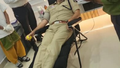 साइबर चौपाल में साइबर सुरक्षा का संदेश, रक्तदान कर पुलिस अधिकारियों ने दिया मानव सेवा का संदेश