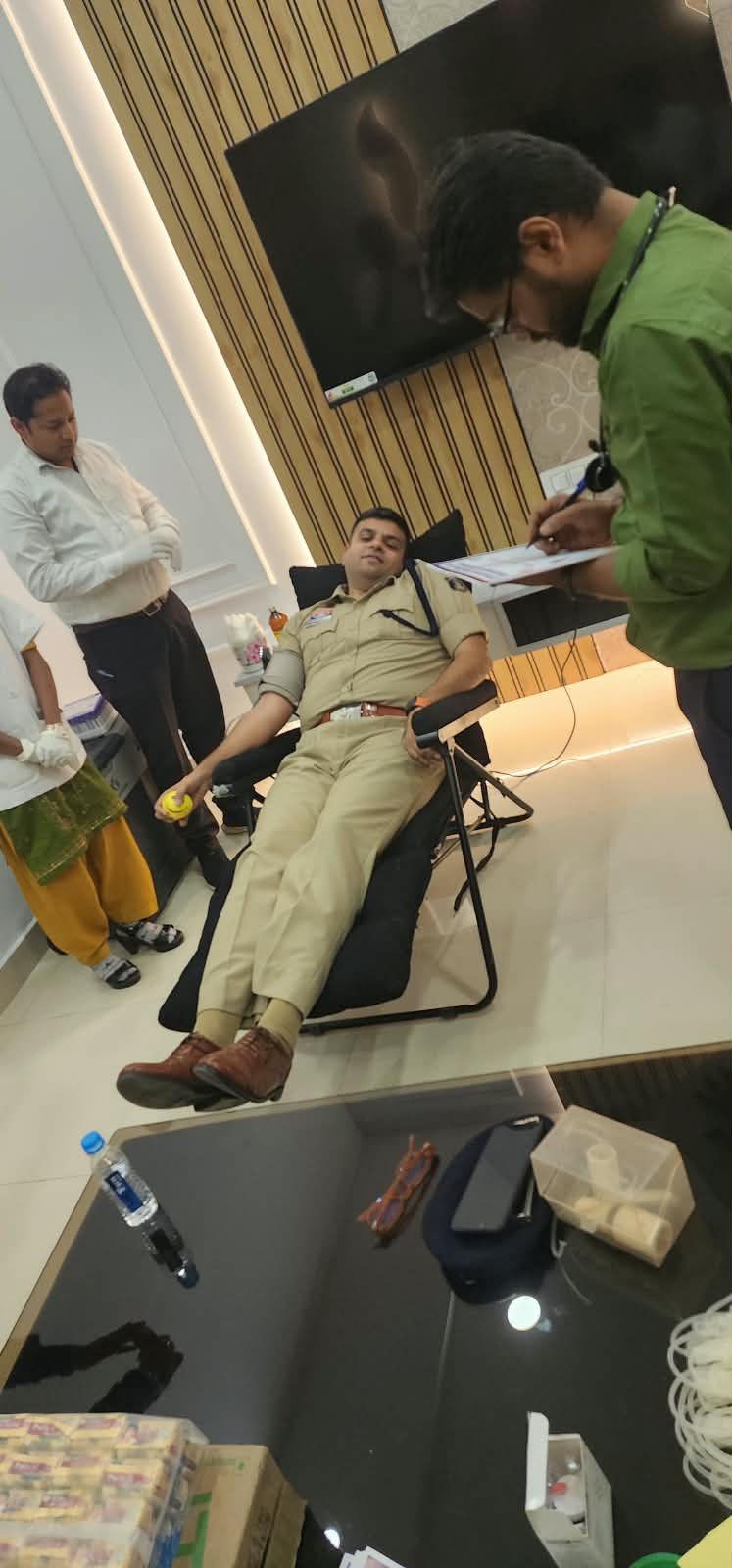 साइबर चौपाल में साइबर सुरक्षा का संदेश, रक्तदान कर पुलिस अधिकारियों ने दिया मानव सेवा का संदेश