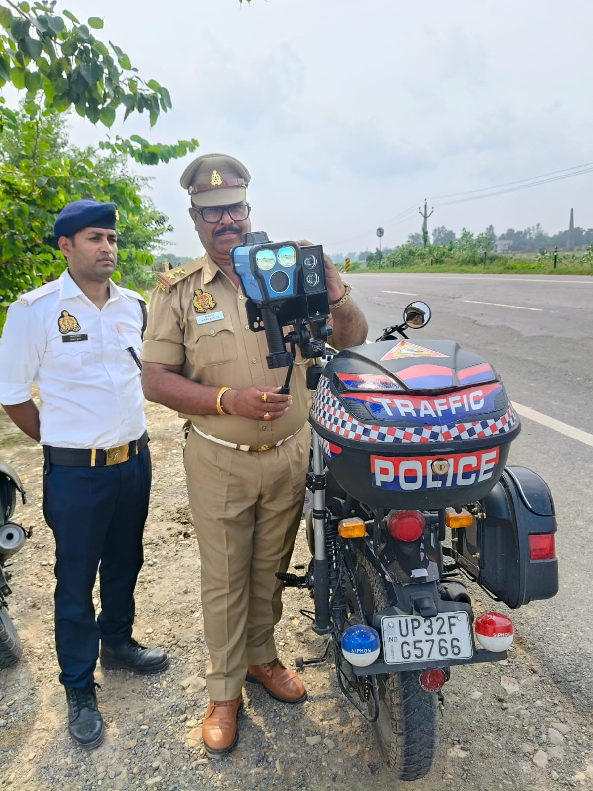 सिद्धार्थनगर में ओवरस्पीड में चल रहे वाहनों पर लगाम लगाने हेतु यातायात पुलिस द्वारा वाहन चालकों को किया गया जागरुक तथा नियमो के उलंघन करने वालों के विरुद्ध चालान की कार्यवाही की गयी। सिद्धार्थनगर में ओवरस्पीड में चल रहे वाहनों पर लगाम लगाने हेतु यातायात पुलिस द्वारा वाहन चालकों को किया गया जागरुक तथा नियमो के उलंघन करने वालों के विरुद्ध चालान की कार्यवाही की गयी।