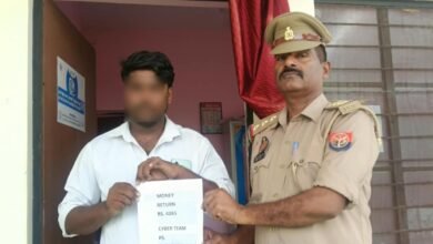 सिद्धार्थनगर यूपीआई के माध्यम से साइबर फ्रॉड से सम्बंधित धनराशि 4265/- रुपया को थाना शोहरतगढ़ साइबर सेल टीम द्वारा MRM के माध्यम से शिकायतकर्ता के खाते में वापस कराया गया।