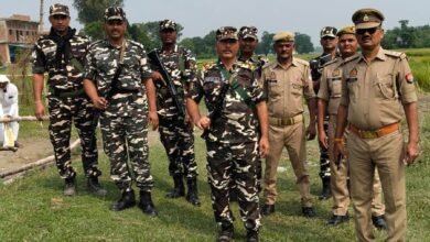 भारत-नेपाल सीमा पर सुरक्षा व्यवस्था के दृष्टिगत थाना कोतवाली लोटन पुलिस एवं SSB बल द्वारा भारत-नेपाल सीमा पर संयुक्त रूप से पैदल गश्त किया गया।