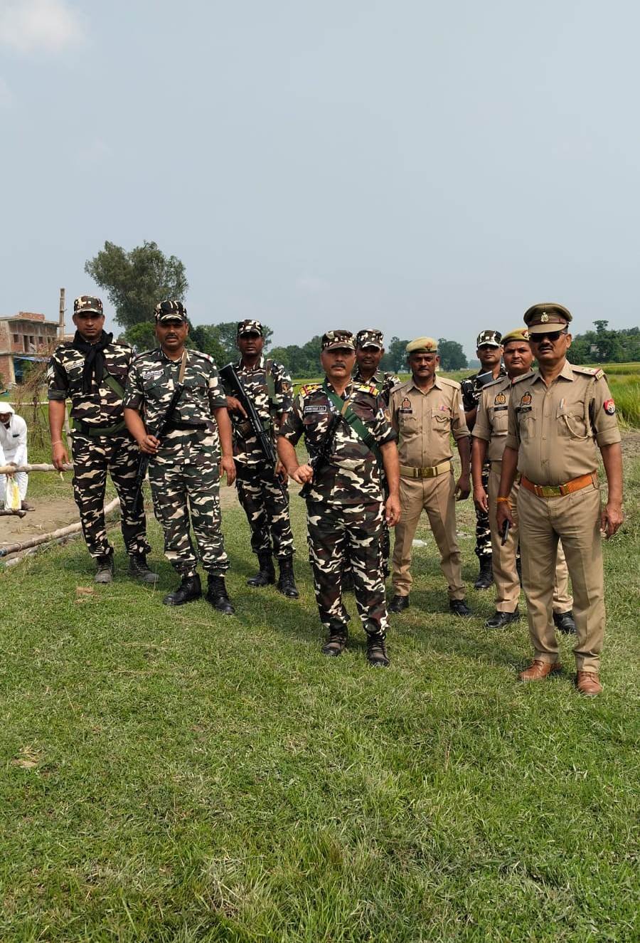 भारत-नेपाल सीमा पर सुरक्षा व्यवस्था के दृष्टिगत थाना कोतवाली लोटन पुलिस एवं SSB बल द्वारा भारत-नेपाल सीमा पर संयुक्त रूप से पैदल गश्त किया गया।