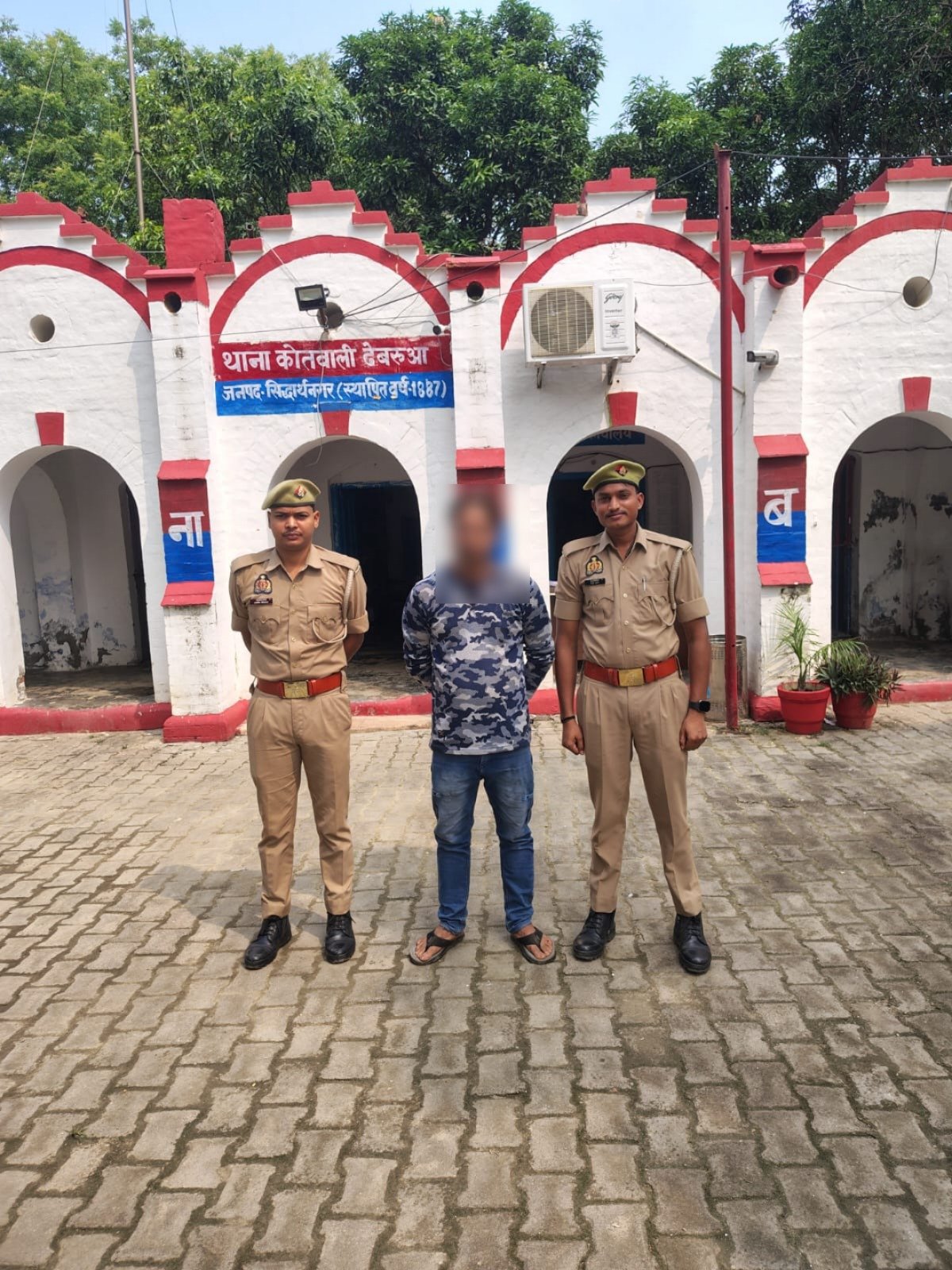 सिद्धार्थनगर के थाना ढेबरुआ पुलिस टीम द्वारा एक नफर वारण्टी को गिरफ्तार कर माननीय न्यायालय भेजा गया । सिद्धार्थनगर के थाना ढेबरुआ पुलिस टीम द्वारा एक नफर वारण्टी को गिरफ्तार कर माननीय न्यायालय भेजा गया ।