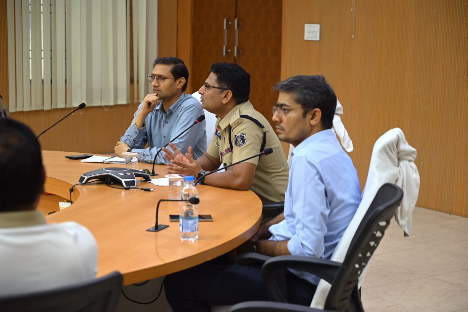 गरबा, डांडिया एवं दुर्गा पूजा समितियों की बैठक लेकर जिला प्रशासन एवं पुलिस प्रशासन ने दिए आवश्यक दिशा-निर्देश गरबा, डांडिया एवं दुर्गा पूजा समितियों की बैठक लेकर जिला प्रशासन एवं पुलिस प्रशासन ने दिए आवश्यक दिशा-निर्देश
