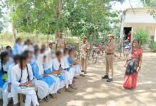 सिद्धार्थनगर के थाना भवानीगंज कम्युनिटी पुलिस टीम द्वारा  कृष्ण द्रोपदी उच्चतर माध्यमिक विद्यालय भड़रिया में स्कूली बच्चों को नशामुक्ति एवं साइबर अपराध के सम्बंध में जागरूक किया गया ।