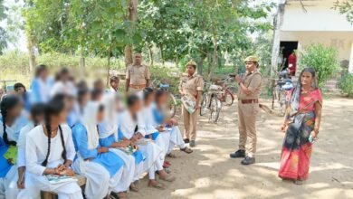 सिद्धार्थनगर के थाना भवानीगंज कम्युनिटी पुलिस टीम द्वारा  कृष्ण द्रोपदी उच्चतर माध्यमिक विद्यालय भड़रिया में स्कूली बच्चों को नशामुक्ति एवं साइबर अपराध के सम्बंध में जागरूक किया गया ।