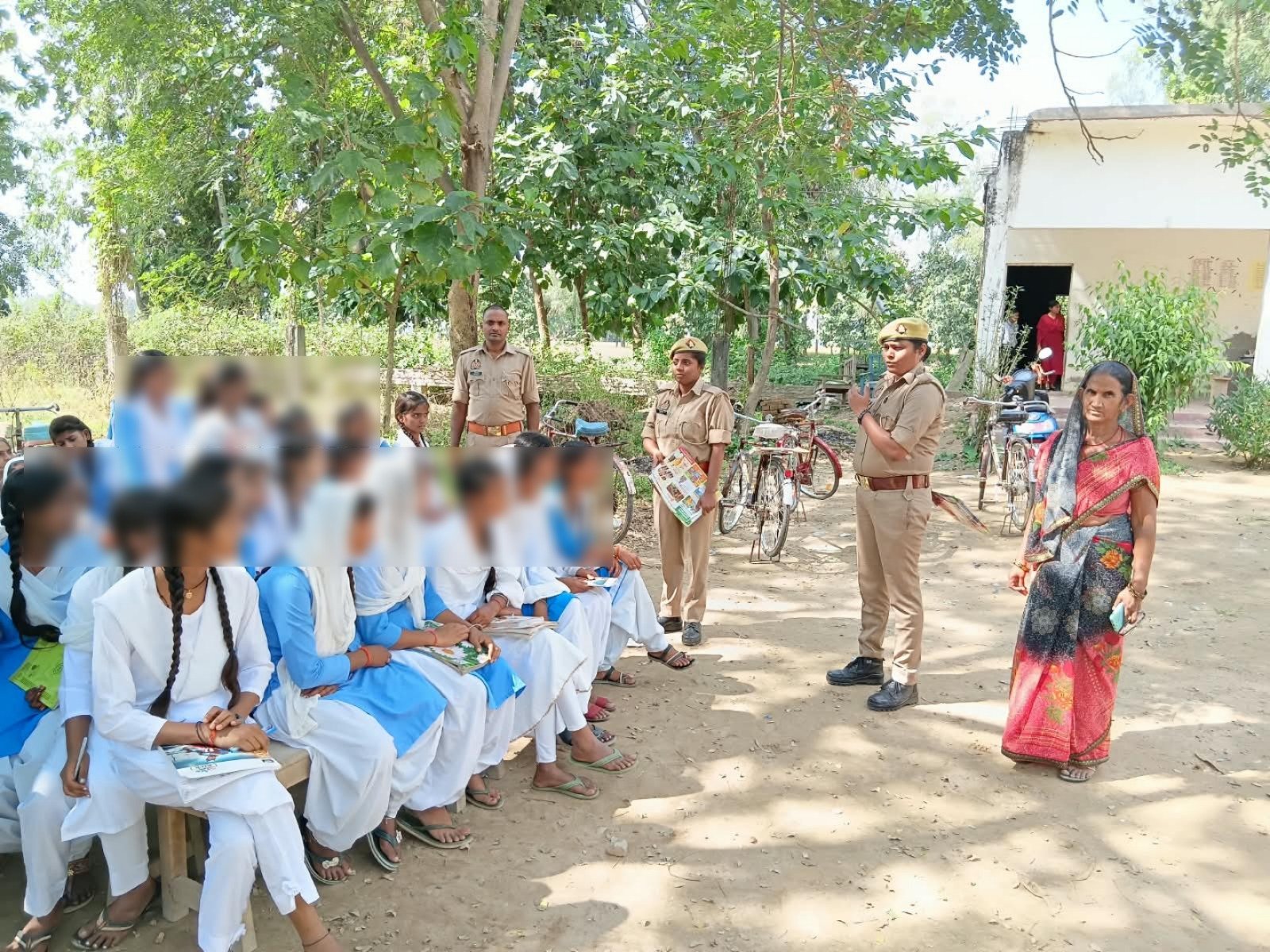 सिद्धार्थनगर के थाना भवानीगंज कम्युनिटी पुलिस टीम द्वारा  कृष्ण द्रोपदी उच्चतर माध्यमिक विद्यालय भड़रिया में स्कूली बच्चों को नशामुक्ति एवं साइबर अपराध के सम्बंध में जागरूक किया गया ।