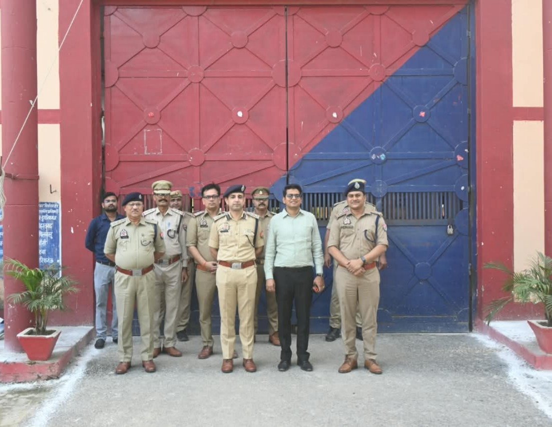 सिद्धार्थनगर जिलाधिकारी व वरिष्ठ पुलिस अधीक्षक द्वारा जिला कारागार सिद्धार्थनगर का निरीक्षण किया गया तथा सम्बन्धित को आवश्यक दिशा-निर्देश दिया गया ।
