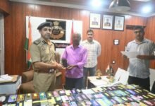 सिद्धार्थनगर सर्विलांस सेल तथा जनपद के थाने द्वारा विभिन्न स्थानों से कुल-151अदद (मूल्य करीब ₹ 24 लाख) गिरे/खोये मल्टीमीडिया/एन्ड्राएड मोबाइल सेट बरामद कर उनके स्वामियों को वितरित किया गया ।