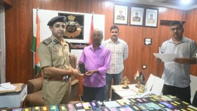 सिद्धार्थनगर सर्विलांस सेल तथा जनपद के थाने द्वारा विभिन्न स्थानों से कुल-151अदद (मूल्य करीब ₹ 24 लाख) गिरे/खोये मल्टीमीडिया/एन्ड्राएड मोबाइल सेट बरामद कर उनके स्वामियों को वितरित किया गया ।
