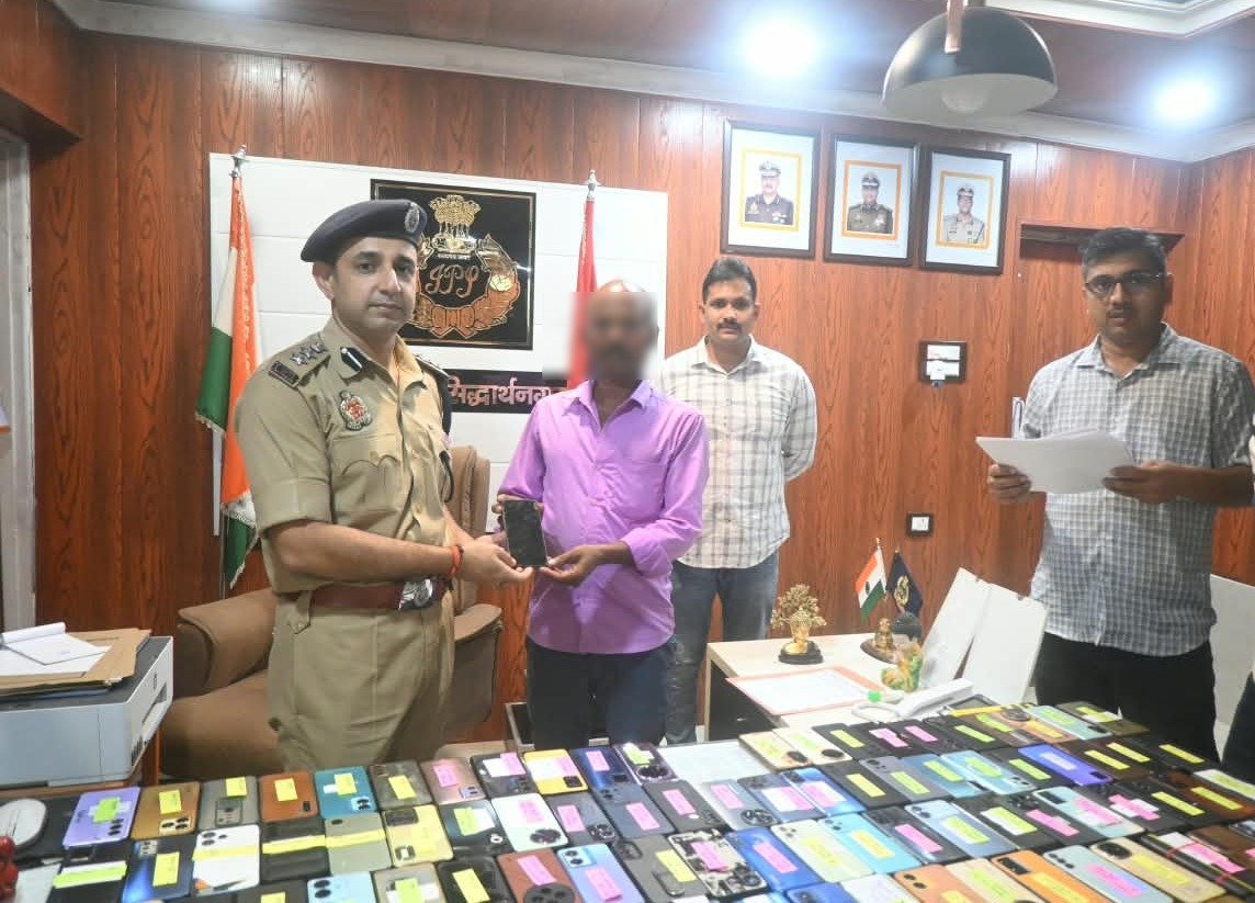 सिद्धार्थनगर सर्विलांस सेल तथा जनपद के थाने द्वारा विभिन्न स्थानों से कुल-151अदद (मूल्य करीब ₹ 24 लाख) गिरे/खोये मल्टीमीडिया/एन्ड्राएड मोबाइल सेट बरामद कर उनके स्वामियों को वितरित किया गया । सिद्धार्थनगर सर्विलांस सेल तथा जनपद के थाने द्वारा विभिन्न स्थानों से कुल-151अदद (मूल्य करीब ₹ 24 लाख) गिरे/खोये मल्टीमीडिया/एन्ड्राएड मोबाइल सेट बरामद कर उनके स्वामियों को वितरित किया गया ।