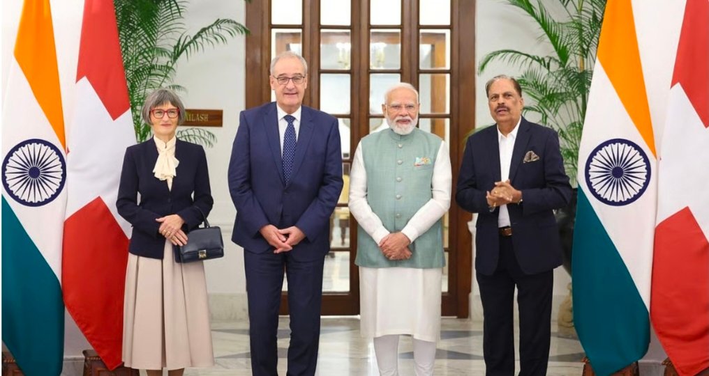 मोदी और स्विट्जरलैंड के राष्ट्रपति से मिले आगरा के उद्योगपति पूरन डावर, हैदराबाद हाउस में बनी यादगार तस्वीर मोदी और स्विट्जरलैंड के राष्ट्रपति से मिले आगरा के उद्योगपति पूरन डावर, हैदराबाद हाउस में बनी यादगार तस्वीर