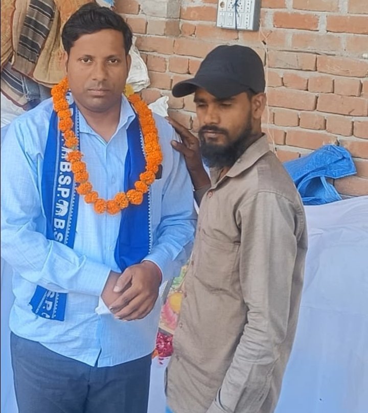 बहुजन समाज पार्टी के जिला कार्यकारिणी सदस्य एवं एडवोकेट मनोज कुमार गौतम ने आज आगरा जनपद की एत्मादपुर विधानसभा क्षेत्र के सेक्टर नंबर 39, खांडा में आयोजित कैडर कैंप के दौरान बूथ कमेटी के कार्यकर्ताओं से संवाद किया।