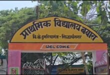 सिद्धार्थनगर के डुमरियागंज विकासखंड के बयारा गांव में प्रधानमंत्री की हर घर शौचालय योजना में कथित अनियमितता का मामला सामने आया है।