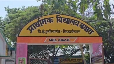 सिद्धार्थनगर के डुमरियागंज विकासखंड के बयारा गांव में प्रधानमंत्री की हर घर शौचालय योजना में कथित अनियमितता का मामला सामने आया है।